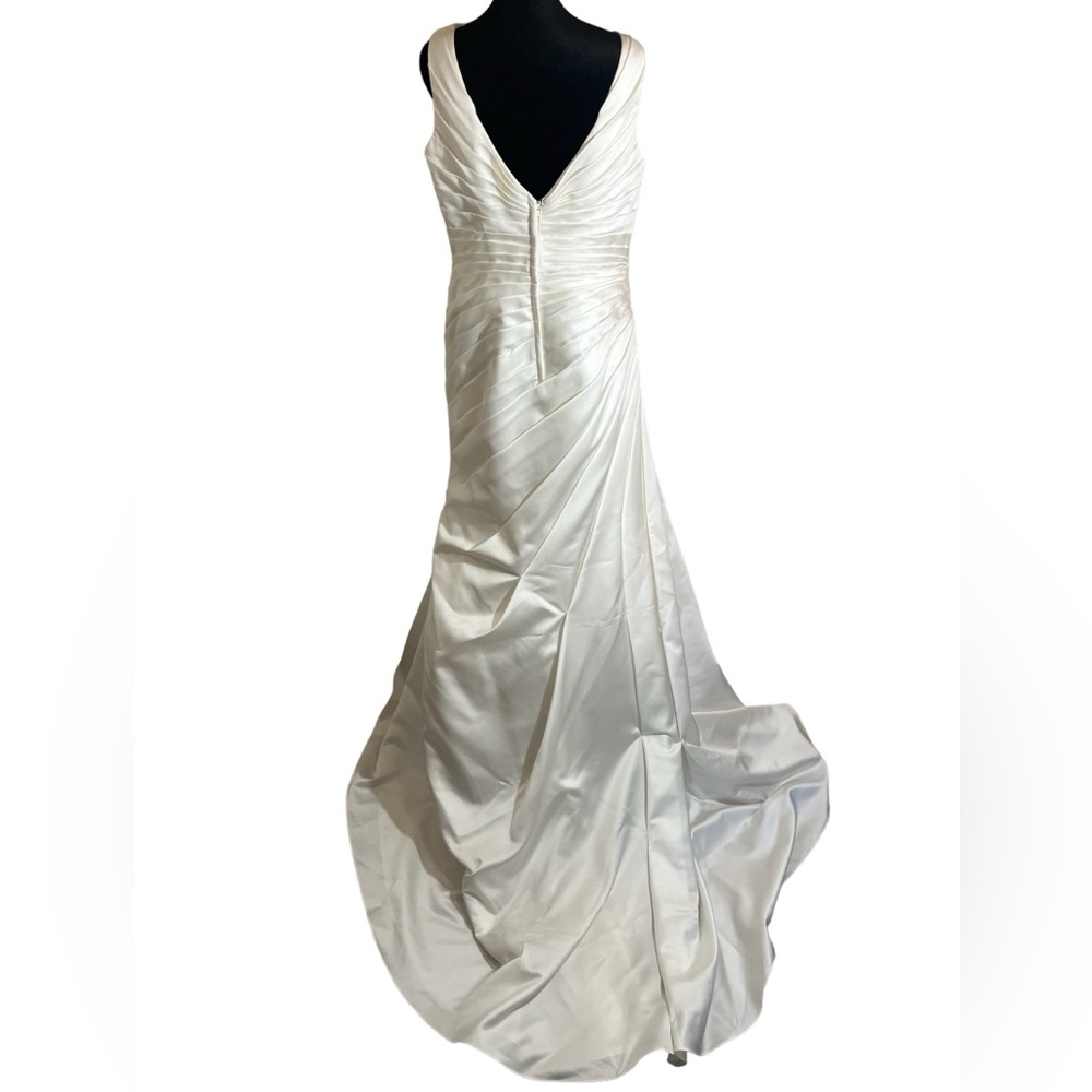 NWT David’s Bridal Ivory Satin V-N Wedding Gown Floral Appliqué on Side Size 16W - Picture 2 of 15